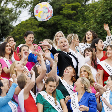 Repro Free: 16/08/2022 Rose of Tralee International Festival host Dáithí Ó Sé pictured as the Roses unite after 3-year hiatus at the RTÉ Rose of Tralee International Festival launch 2022, Sandymount Beach in Dublin. Picture Andres Poveda