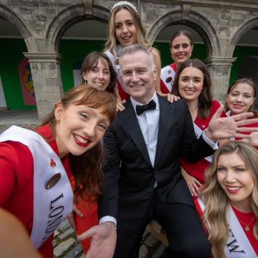 15.08.2023 : Rose of Tralee hosts Dáithí Ó Sé and Kathryn Thomas unite with 32 rose hopefuls at the RTÉ Rose of Tralee photo launch today at Royal Hospital Kilmainham, Dublin. Pictured at the the launch were : Dáithí Ó Sé and London Rose Amy Gillen, Germany Rose Megan Wolf, Sydney Rose Aoife Butler, Queensland Rose Imogen Weston-Kelly, Melbourne Rose Katie Casey, South Australia Rose Charlotte Burton and New Zealand Rose Kelsi Wallace.